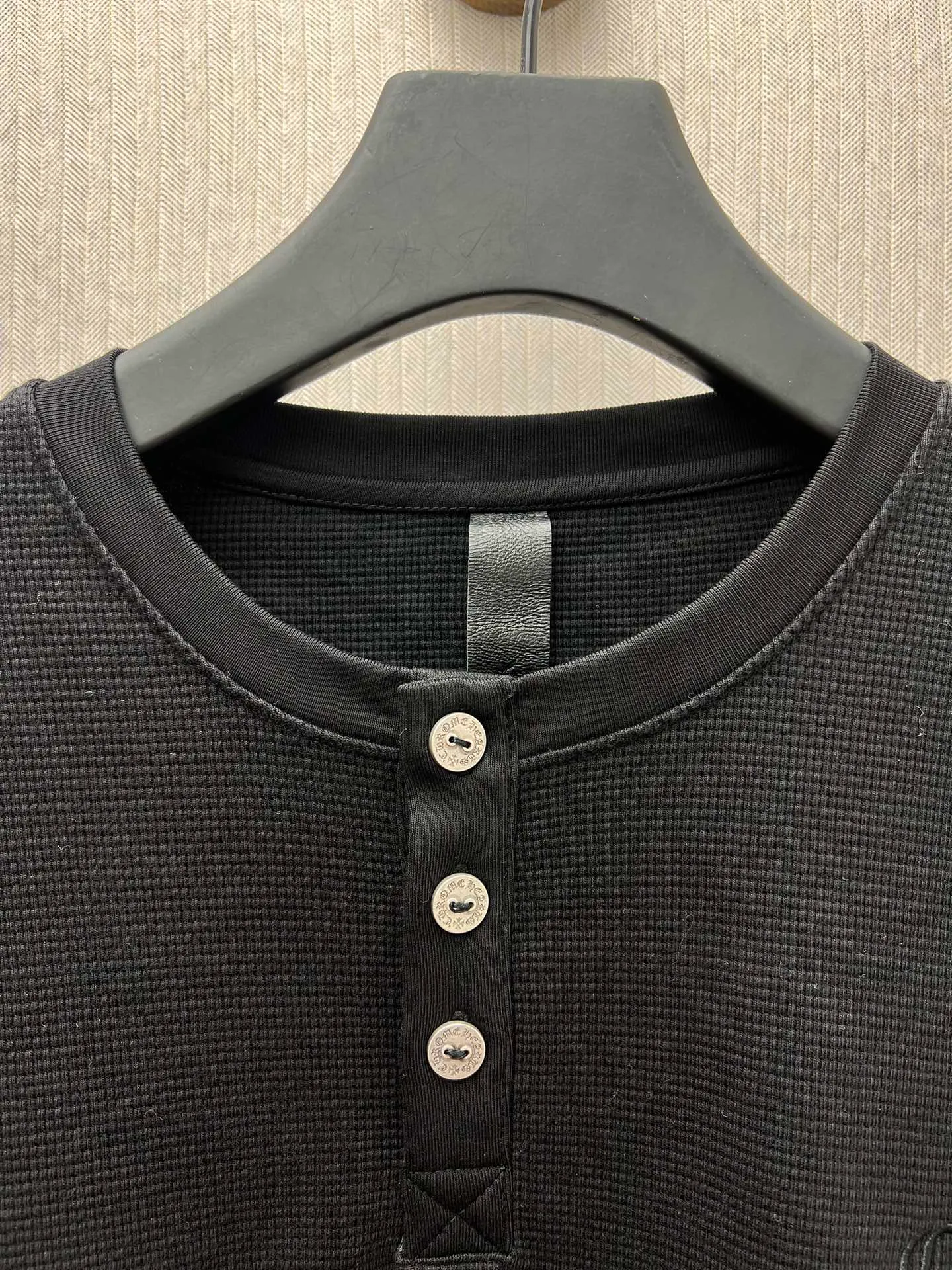 🅿️430 Crow Heart 25SS Sanskrit Henley Collar Waffle Sweatshirt. The fabric is made of 350g cotton waffle double-layer material before washing. Code number: S.M.L